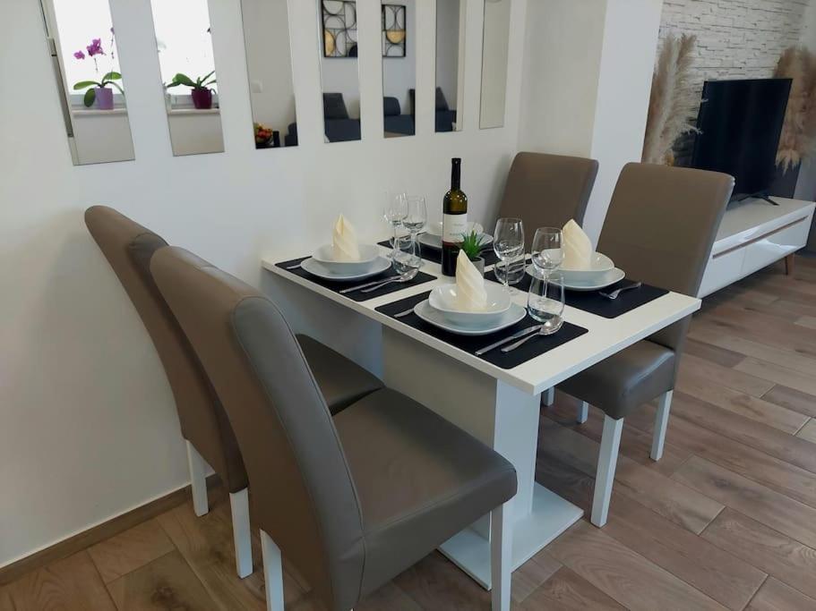 Valux Apartman Пула Екстер'єр фото