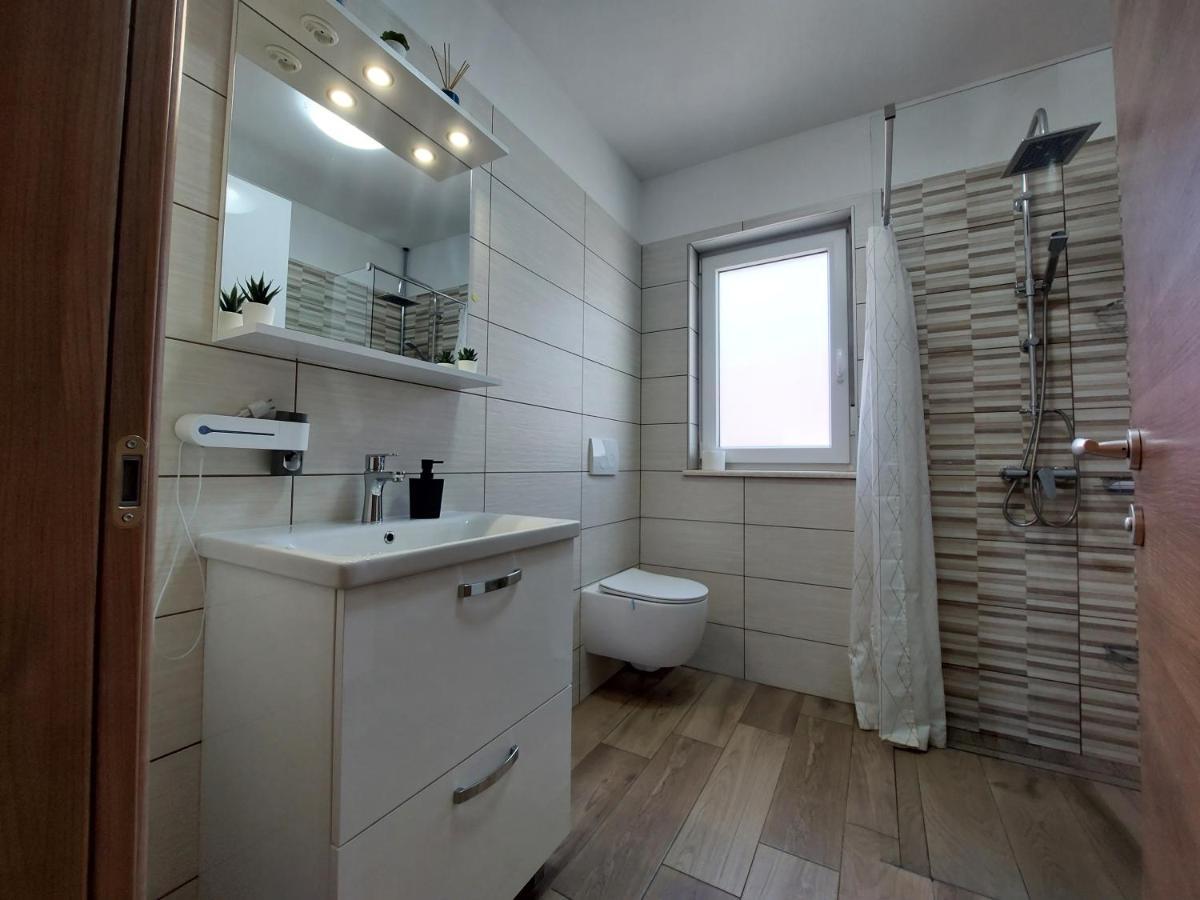Valux Apartman Пула Екстер'єр фото