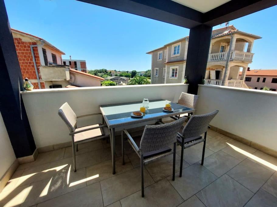 Valux Apartman Пула Екстер'єр фото